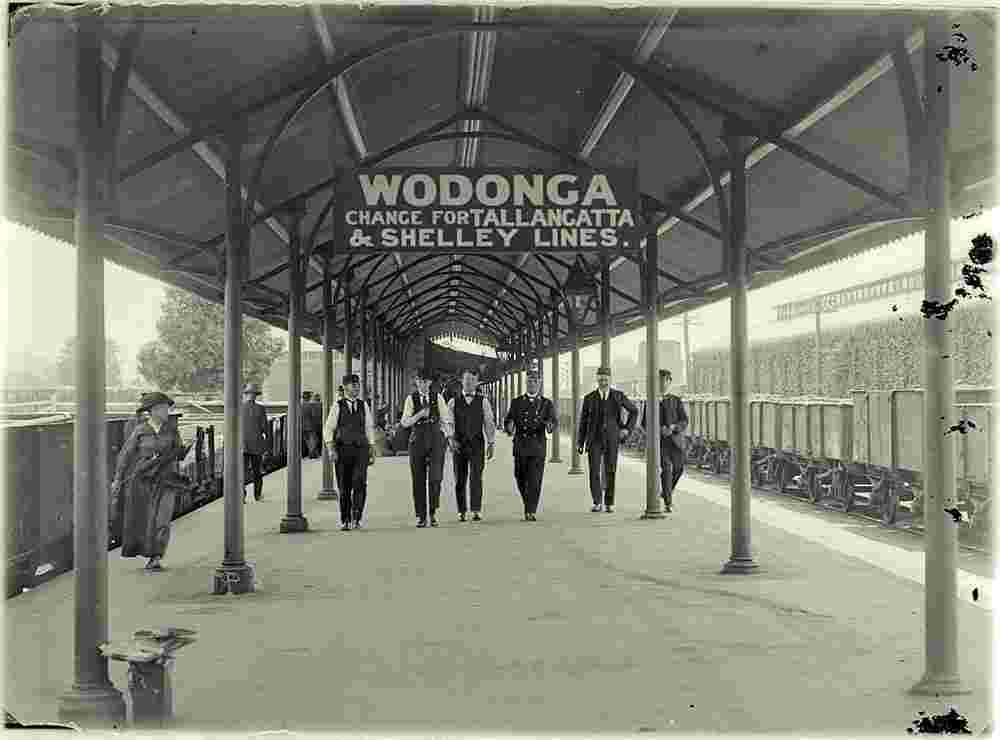 Wodonga. Railway station platform