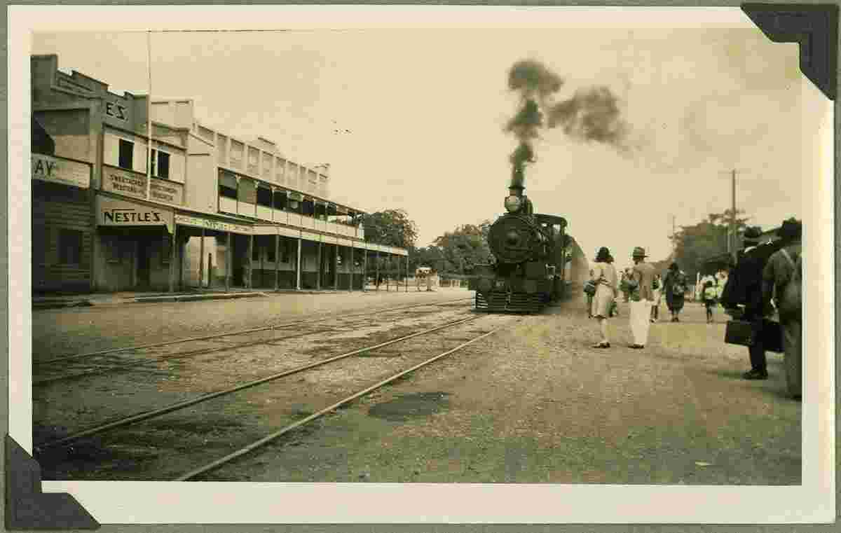 Yeppoon. Passengers at the William Street, railway station in Rockhampton