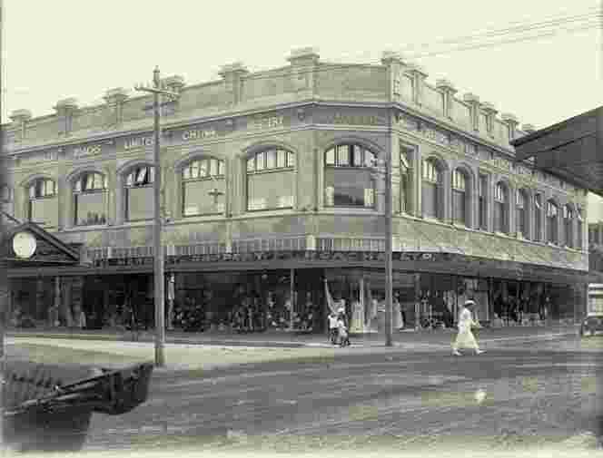 Hastings. Roachs' store on the corner of Heretaunga and King Streets
