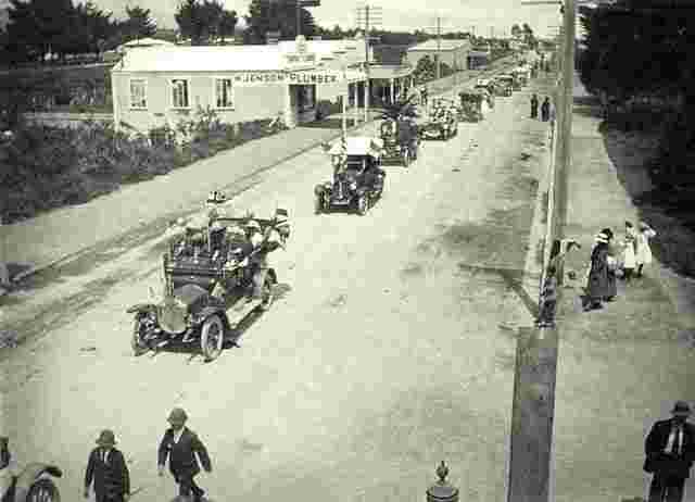 Levin. Decorated motor-cars, Nov. 13. 1918