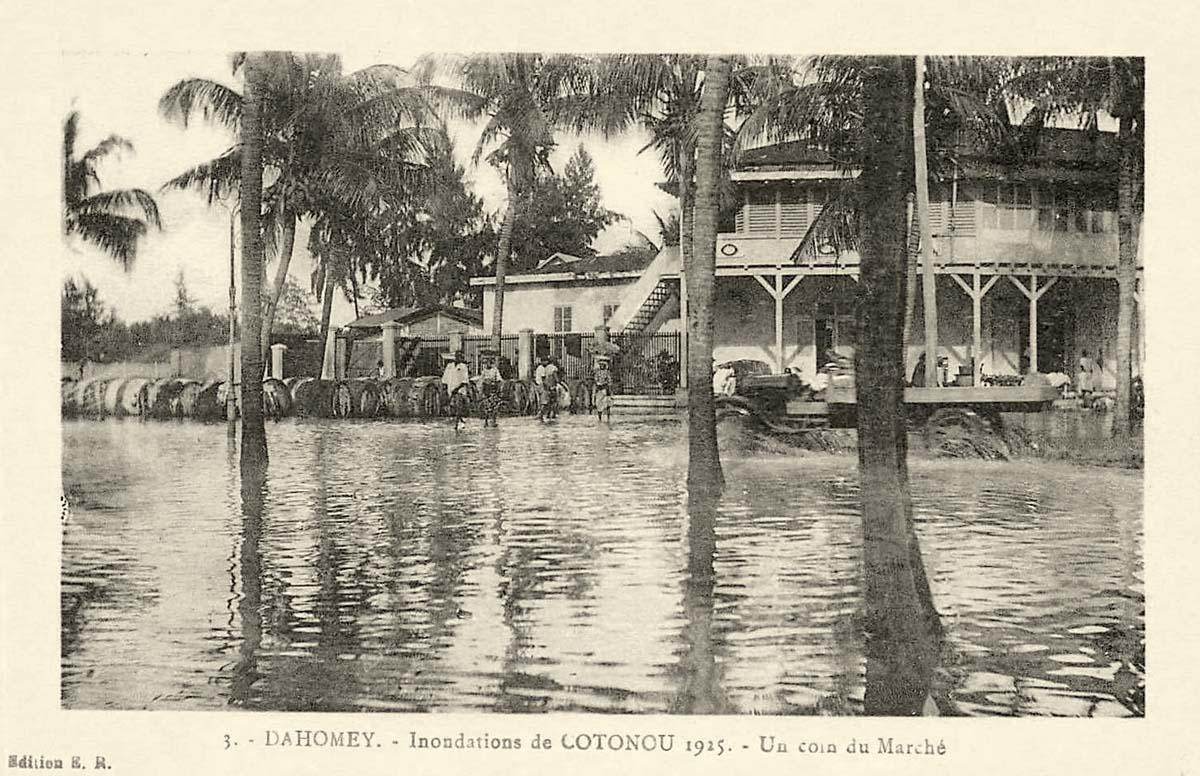 Cotonou. Flood, a corner of the Market, 1925