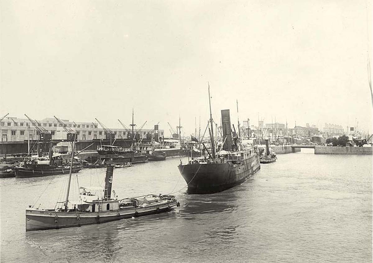 Buenos Aires. Steamer passing through basin to dock, between 1909 and 1920