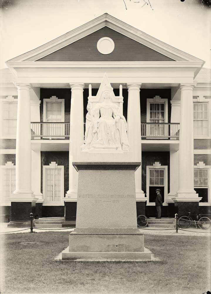 Nassau. Queen Victoria monument, between 1880 and 1920
