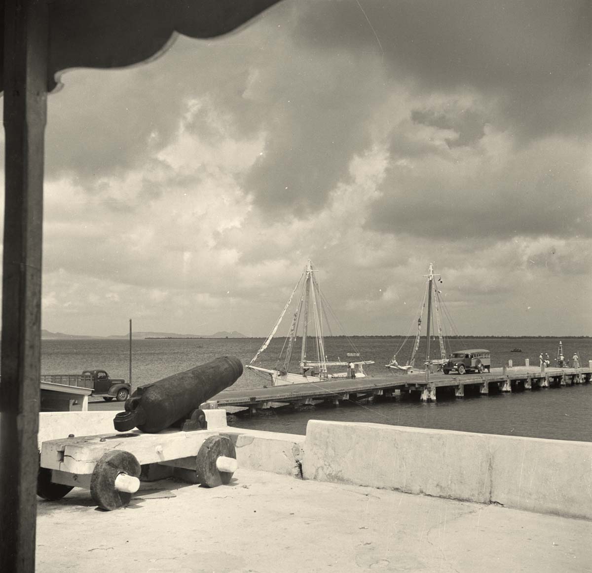 Boats in the bay of Kralendijk, old cannon, 1947