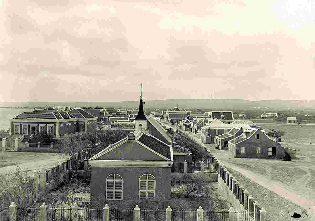 Kralendijk. Protestant church and the later 'Pasanggrahan' at the Wilhelmina Square, 1907