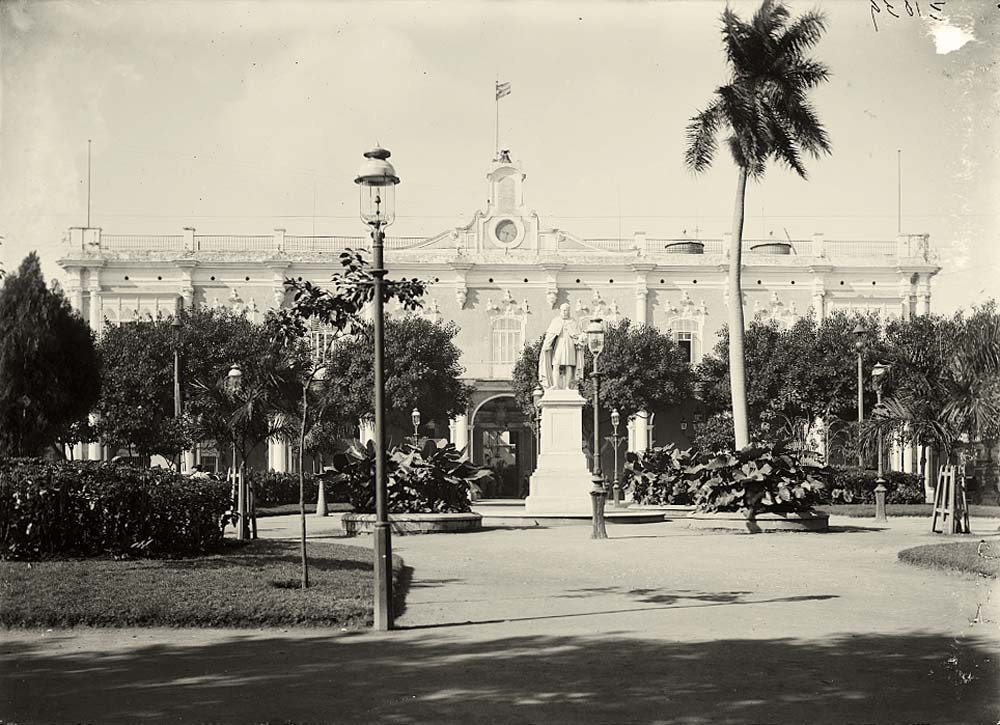 Havana. Plaza and Palacio del Gobierno with statue, between 1900 and 1915