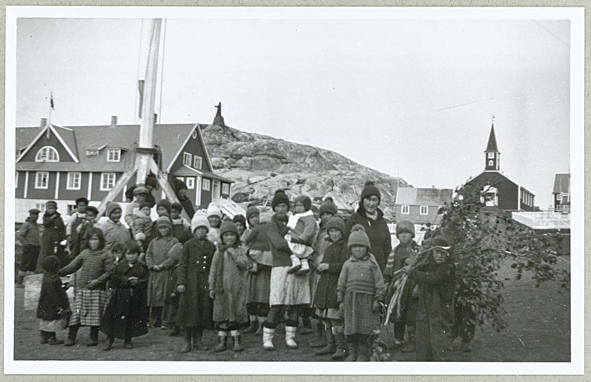Nuuk (Godthåb, Godthaab). Children, Savior Church on background, 1935