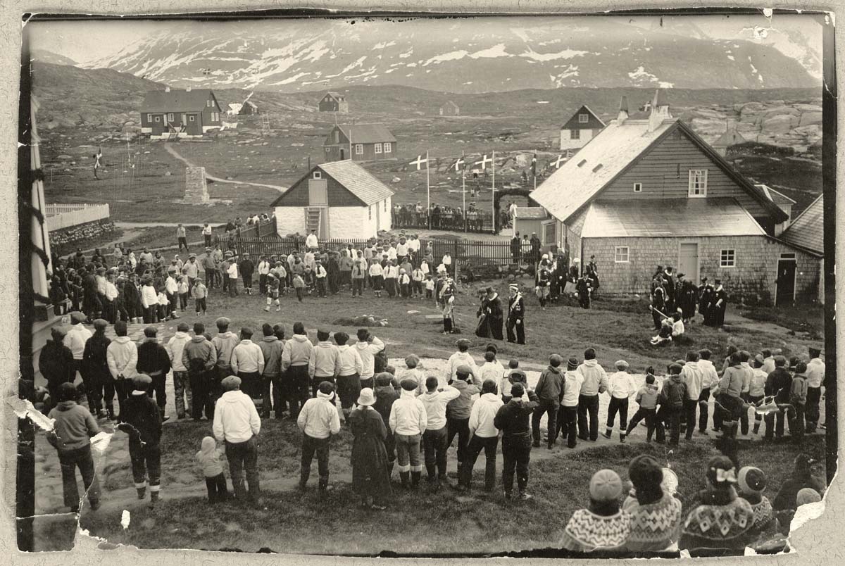 Nuuk (Godthåb, Godthaab). Danish King's visit - After the church, the King speaks to the Greenlanders, 1921