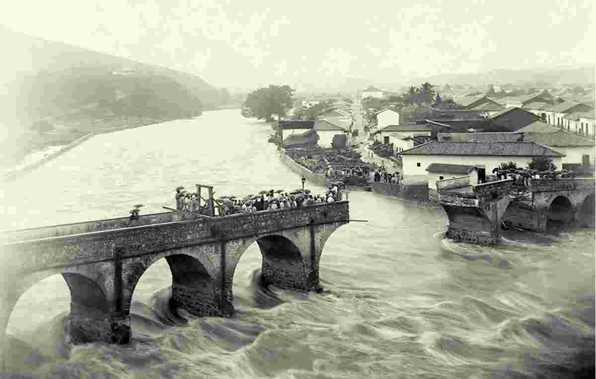 Tegucigalpa. A rush of water in freshet season collapses arched bridge, August 1916