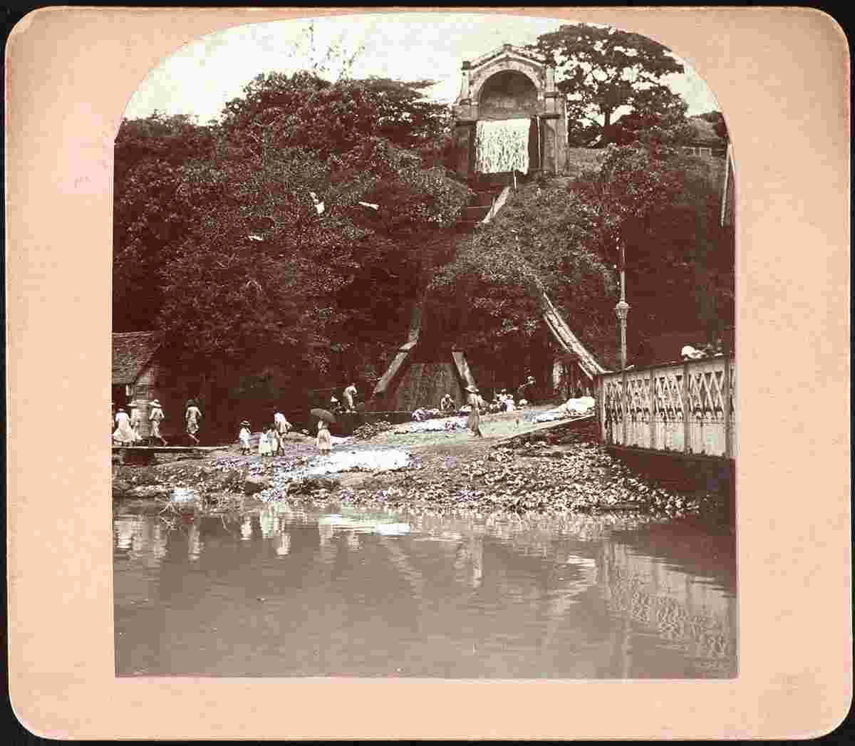 Fort-de-France. Autochtones à la fontaine du réservoir, vers 1900