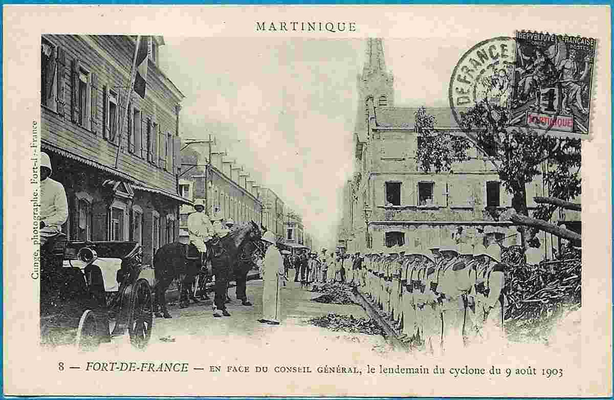 Fort-de-France. En face du conseil général, le lendemain du cyclone du 9 août 1903
