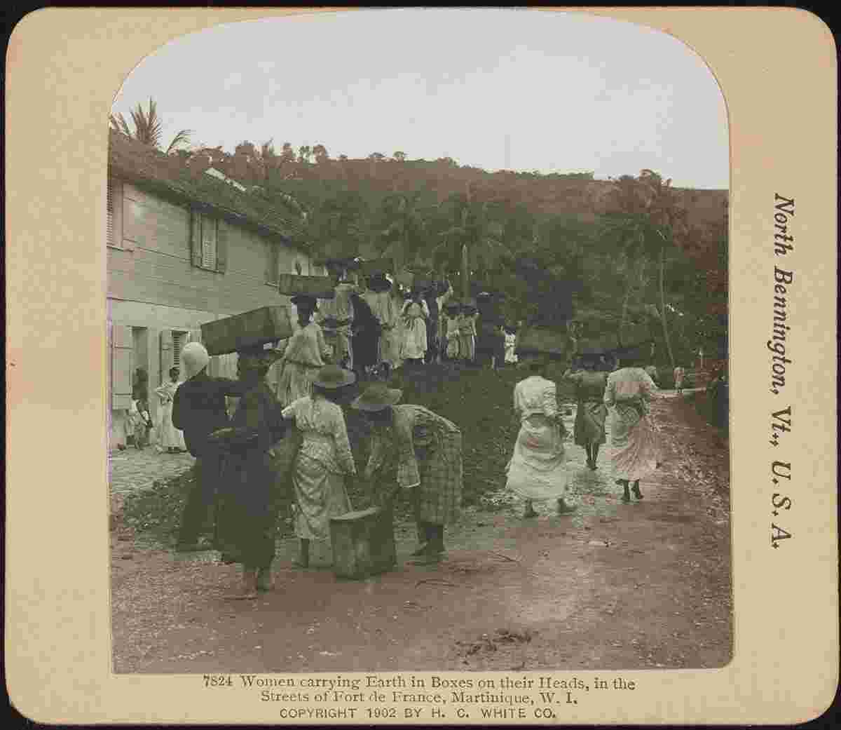 Fort-de-France. Femmes portant de la terre dans des boîtes sur la tête, vers 1900