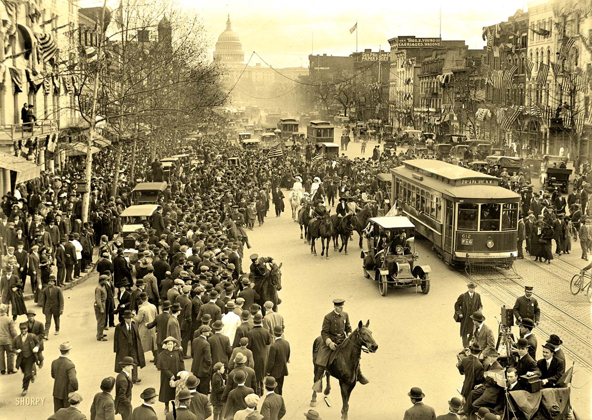 Washington. Hikers arriving in Washington from New York, 1913