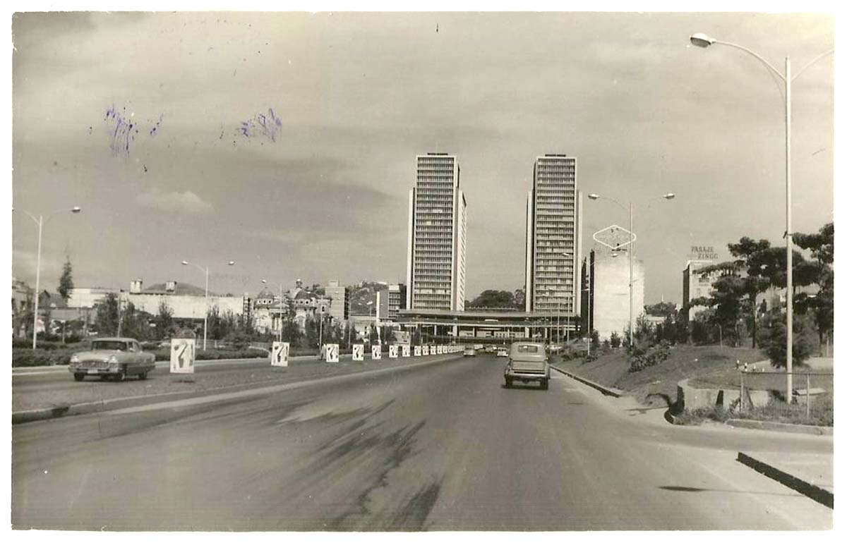 Caracas. Avenida y Centro Simon Bolivar, 1956