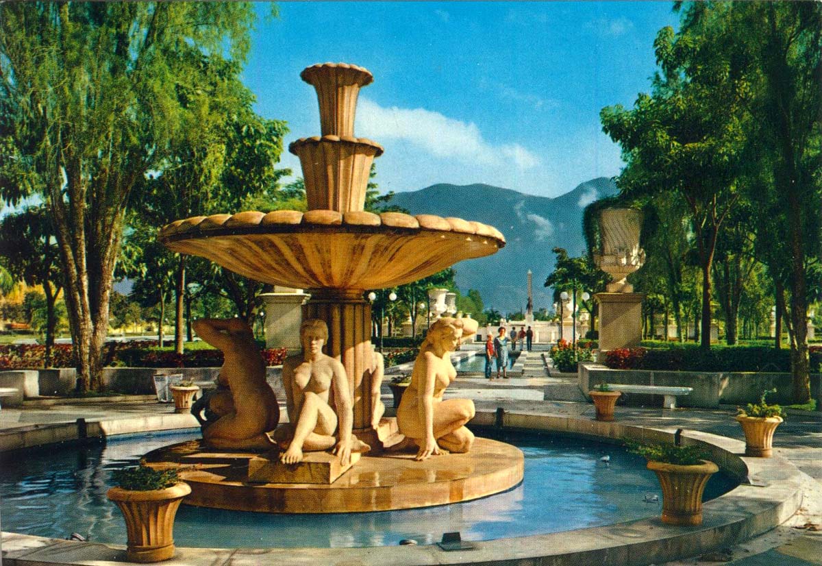 Caracas. Fuente en el Paseo de los Próceres, 1974