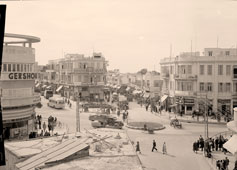 Tel Aviv. Crossing Allenby, Carmel and Nachlat Benjamin Streets, between 1940 and 1946