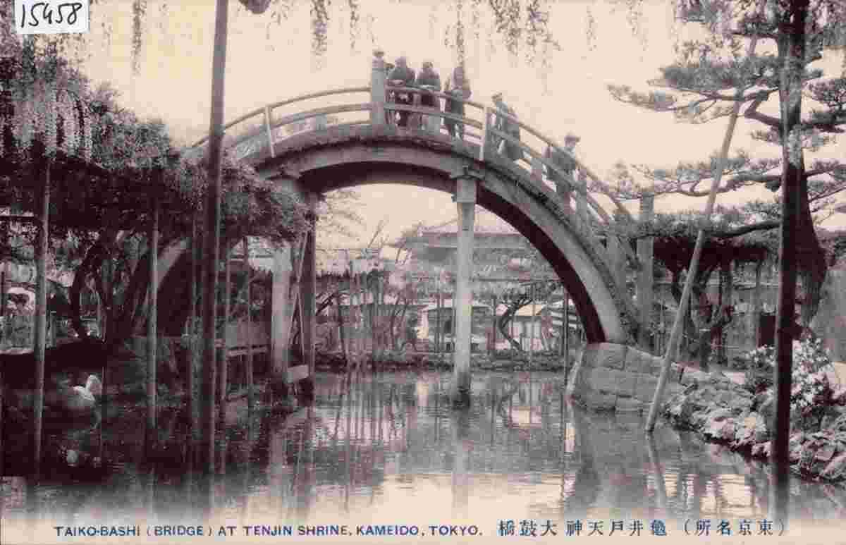 Tokyo. Taiko Bashi (Bridge) at Tenjin Shrine, Kameido