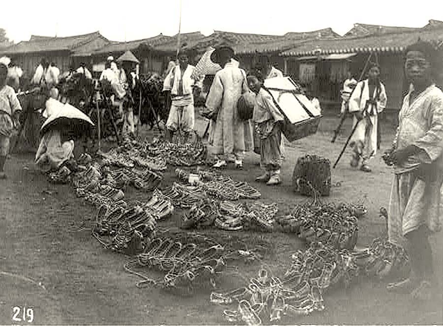 Seoul. Shoe market, between 1890 and 1920