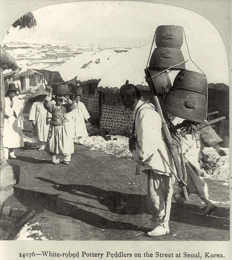 Seoul. White-robed pottery peddlers, 1901