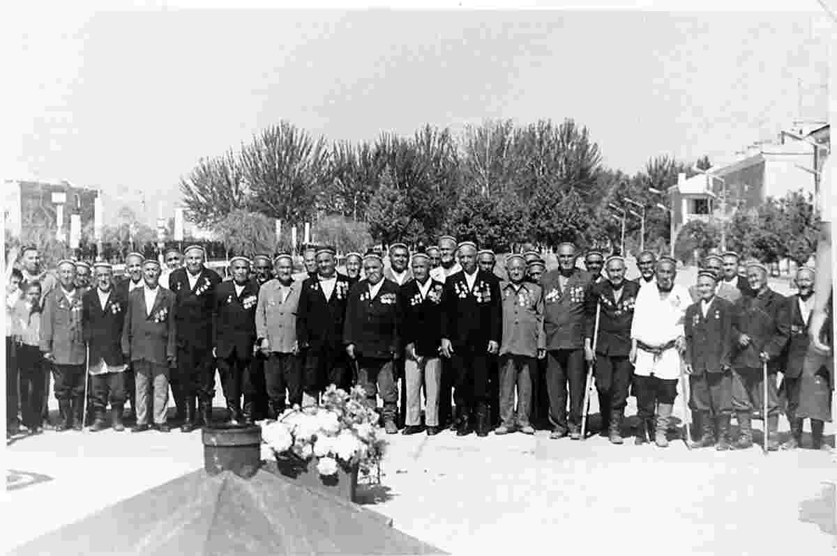 Asaka. At the opening of the monument to Gulyam Yakubov, 1976