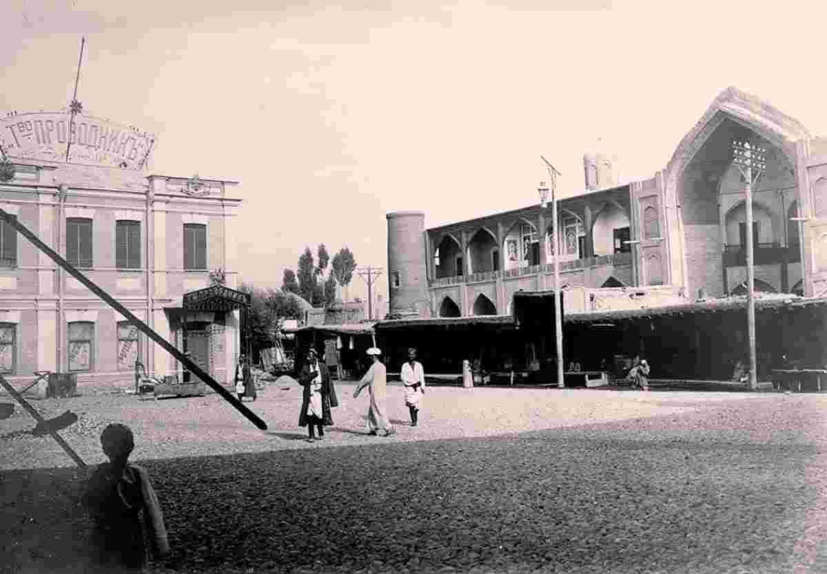 Kokand. 'Gid' association on Chorsu plaza, on the right - Ming Oyim madrasa, 1913