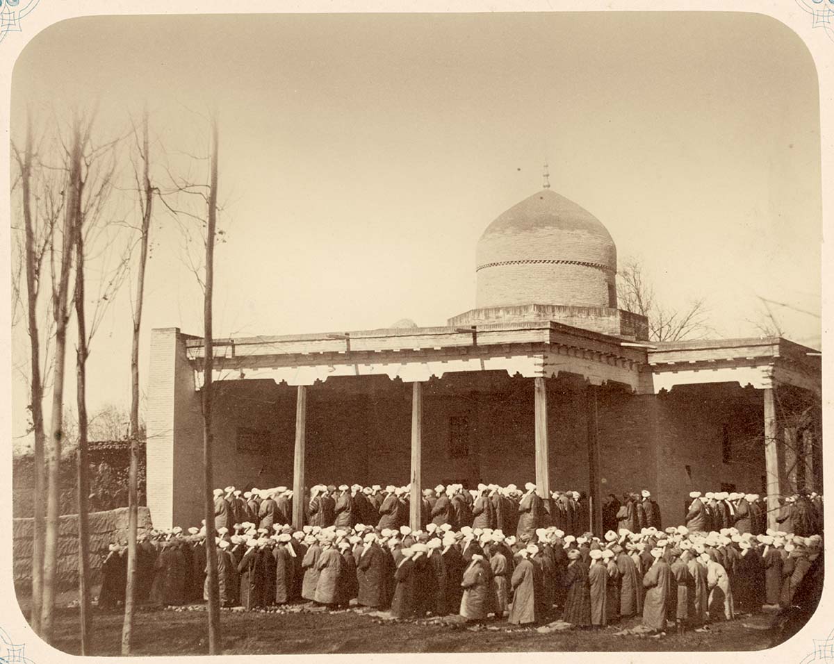 Tashkent. Ramadan prayer at the mausoleum of Sheikh Khavandi Tohur, between 1865 and 1872