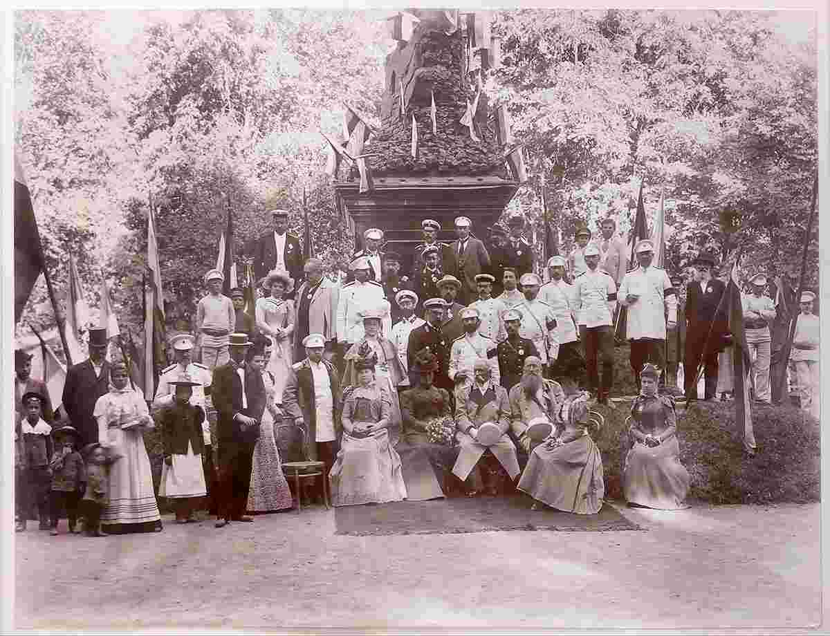 Tashkent. Tashkent society in front of the flag bearer statue in the city park, 1900