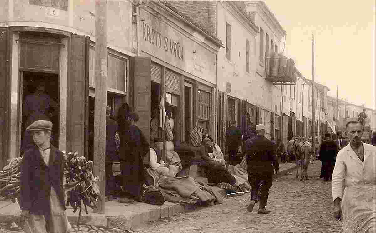 Berat. Street vendors, 1940s