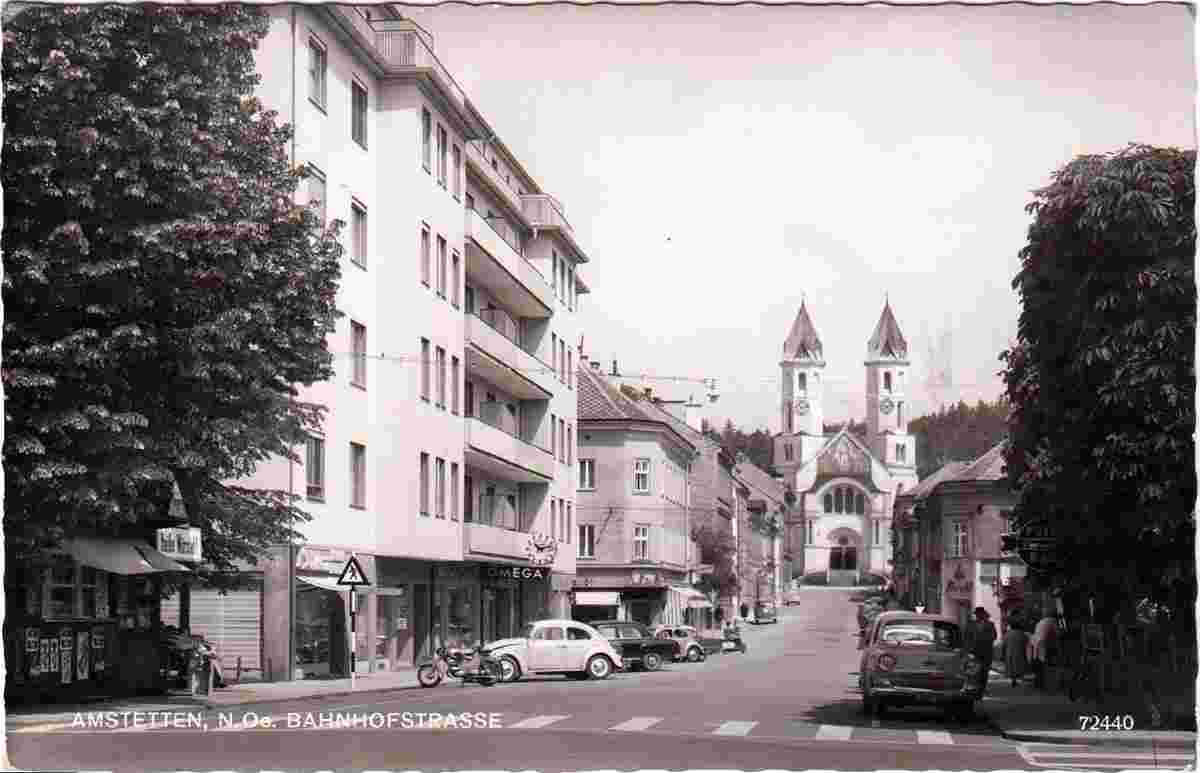 Amstetten. Bahnhofstraße mit Geschäfte und alten Würstelstand, 1961