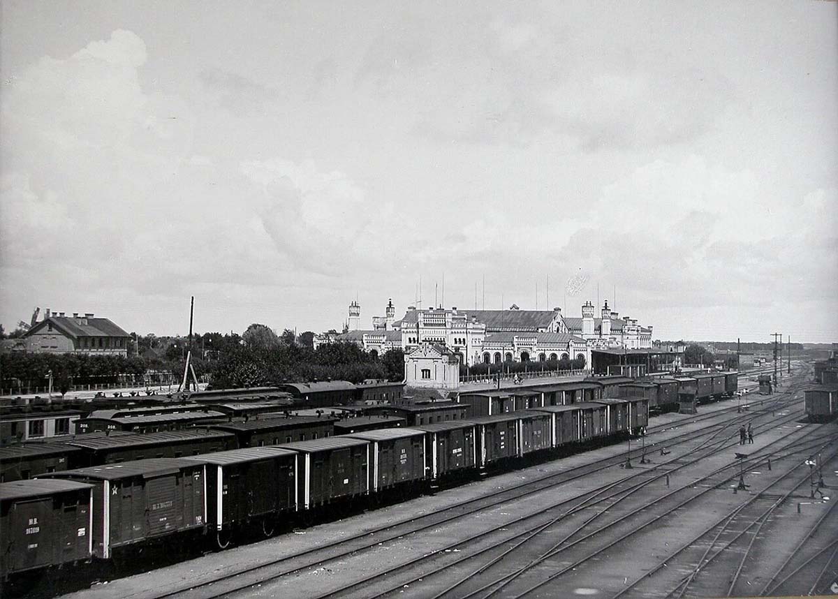 Brest. Central Railway Station - Trains on the railway tracks, 1900