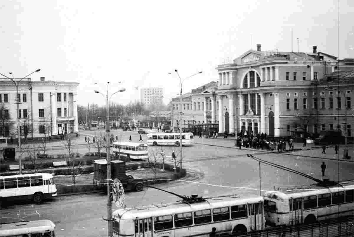Gomel. Railway station square