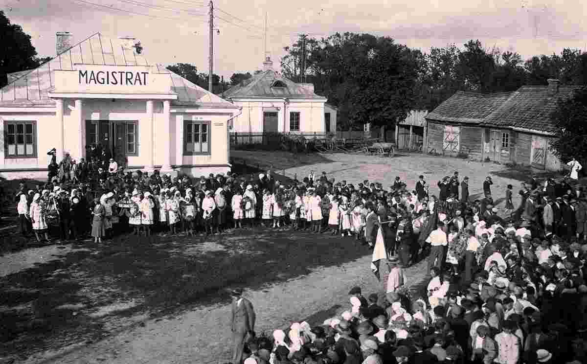 Kobryn. At harvest festival celebrations in front of the town hall building, 1934