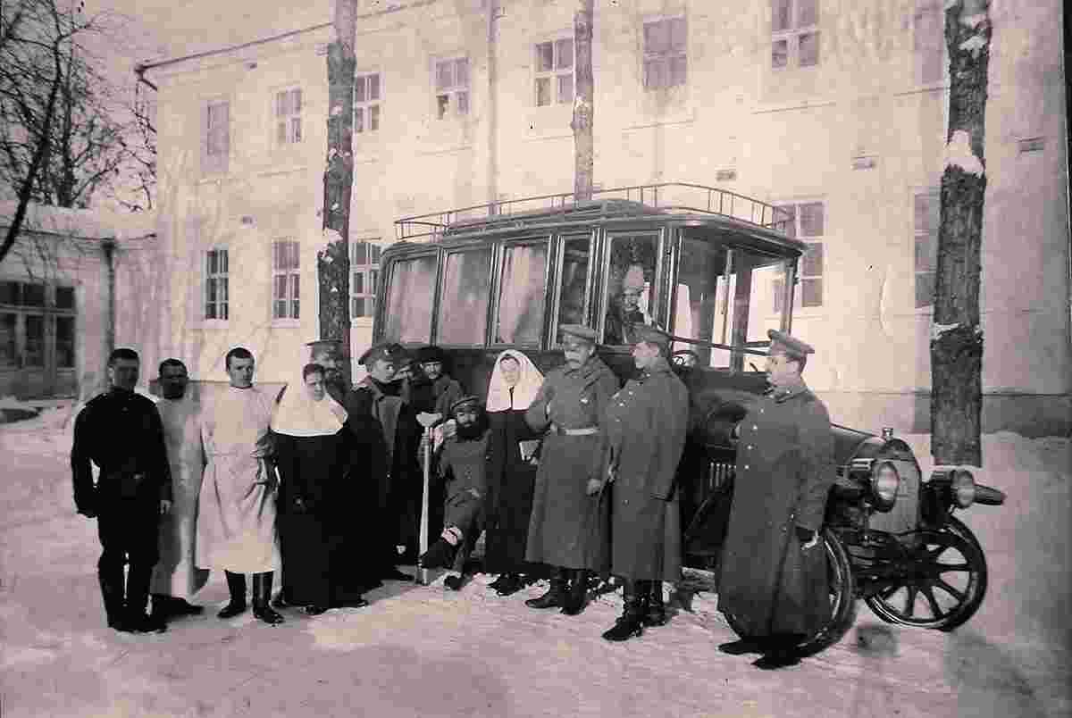 Minsk. Military hospital, medical staff at the car before sending the wounded, 1915