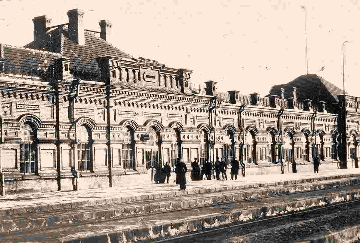 Pinsk. Railway station, platform, 1920