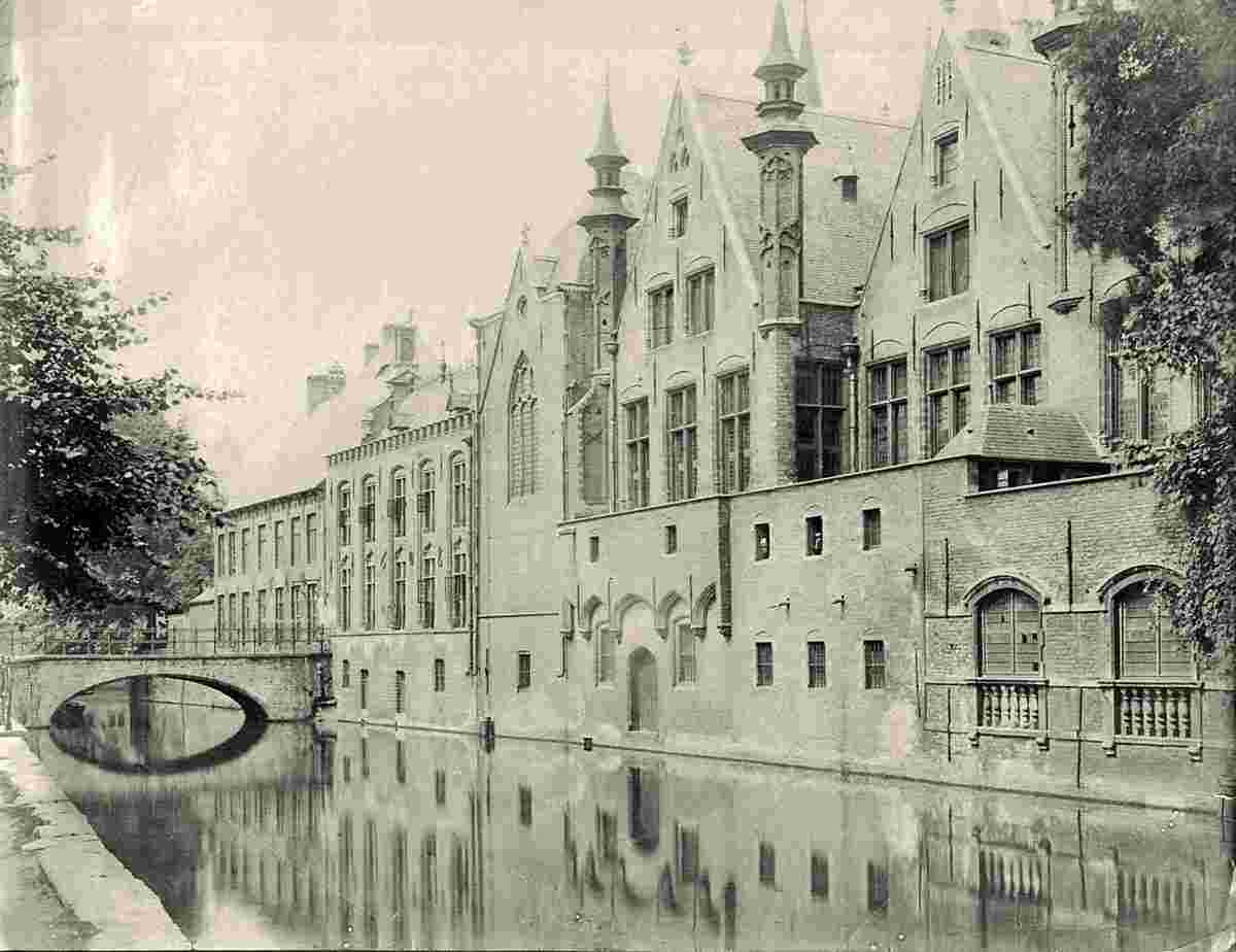 Bruges. Vieilles maisons le long du canal