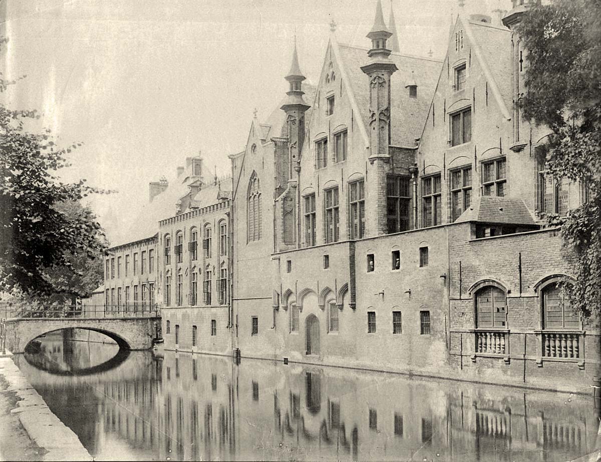 Bruges (Brugge). Vieilles maisons le long du canal