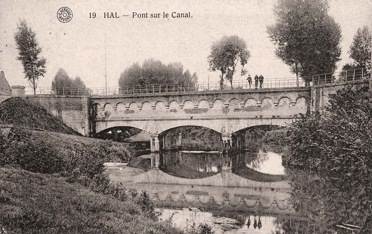 Halle (Hal). Bridge across canal