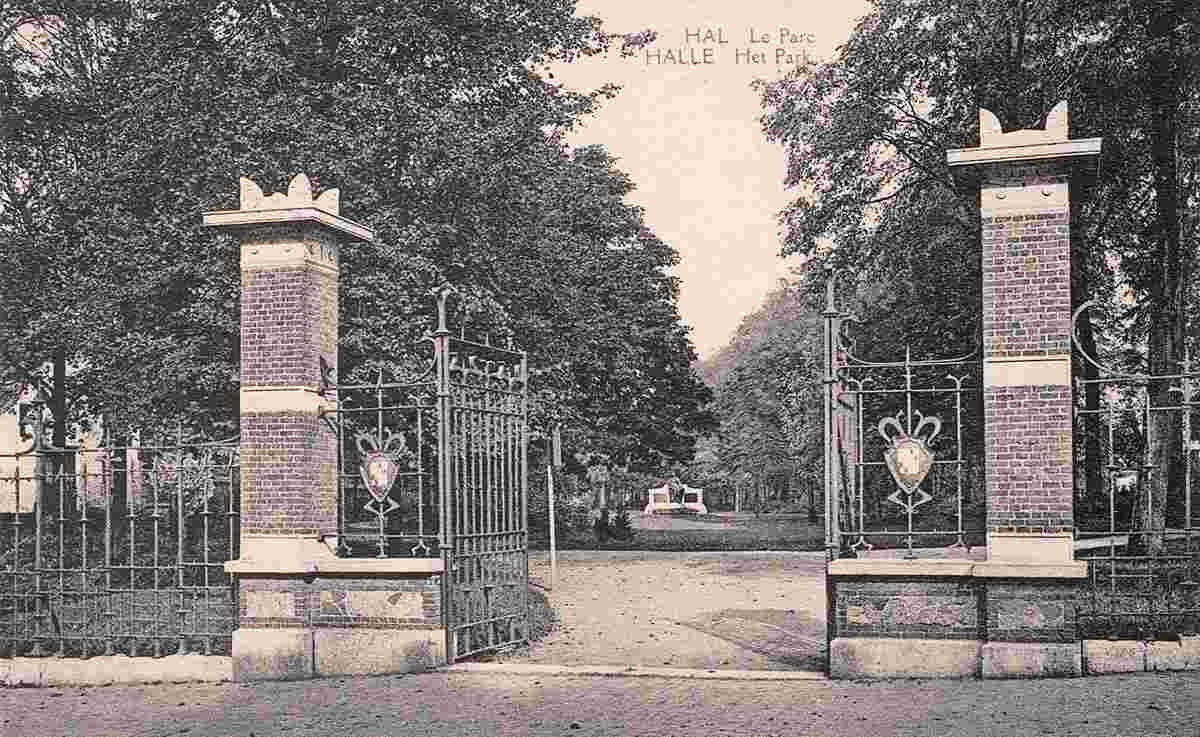 Halle. Park entrance, Monument to the Heroes 1914-1918