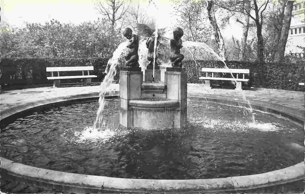 Lokeren. Princess Josephine-Charlotte Park, fountain