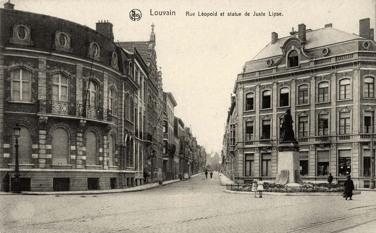 Louvain. Rue Léopold et statue de Juste Lipse