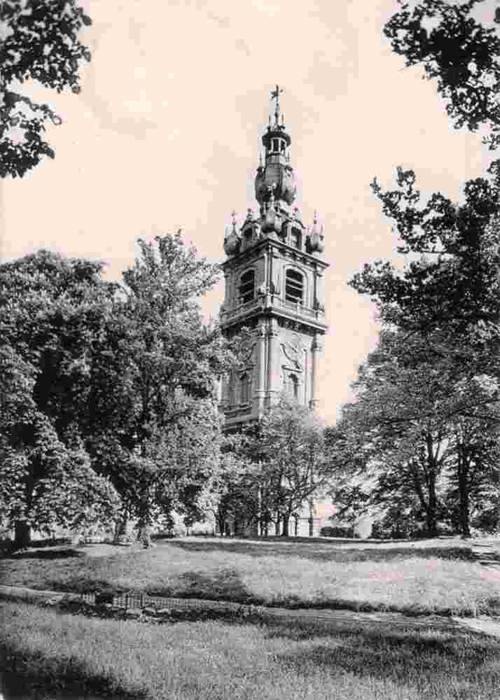 Mons. Le Beffroi et le Square du Château Carillon de 48 cloches