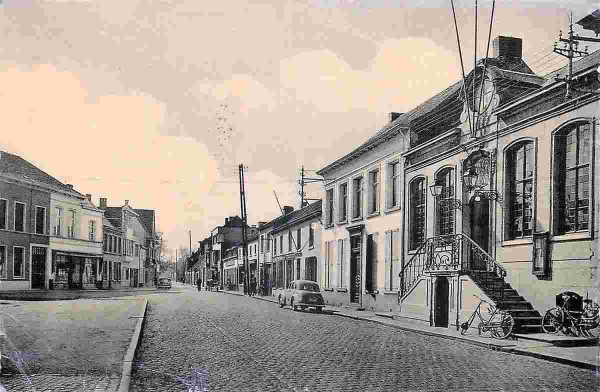 Saint-Nicolas. Nieuwkerken-Waas - Town Hall and Station Street