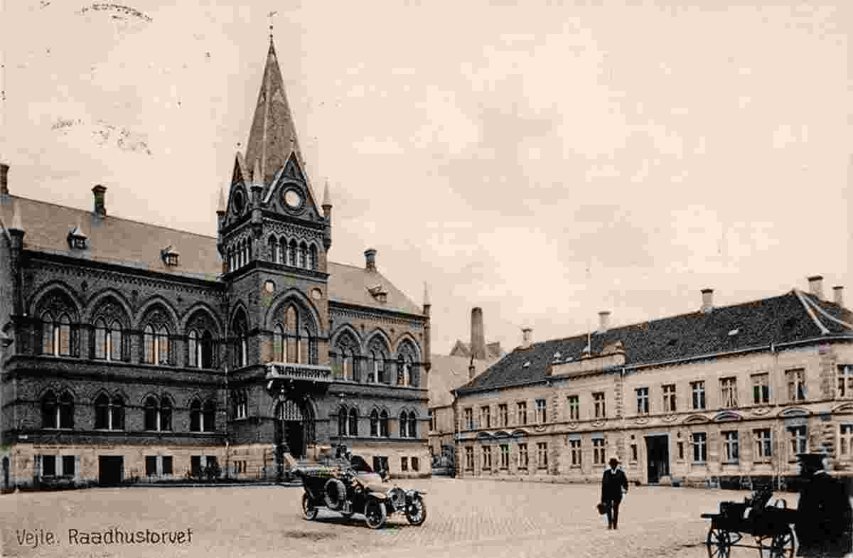 Vejle. Rådhuset - City Hall and auto on square, 1919