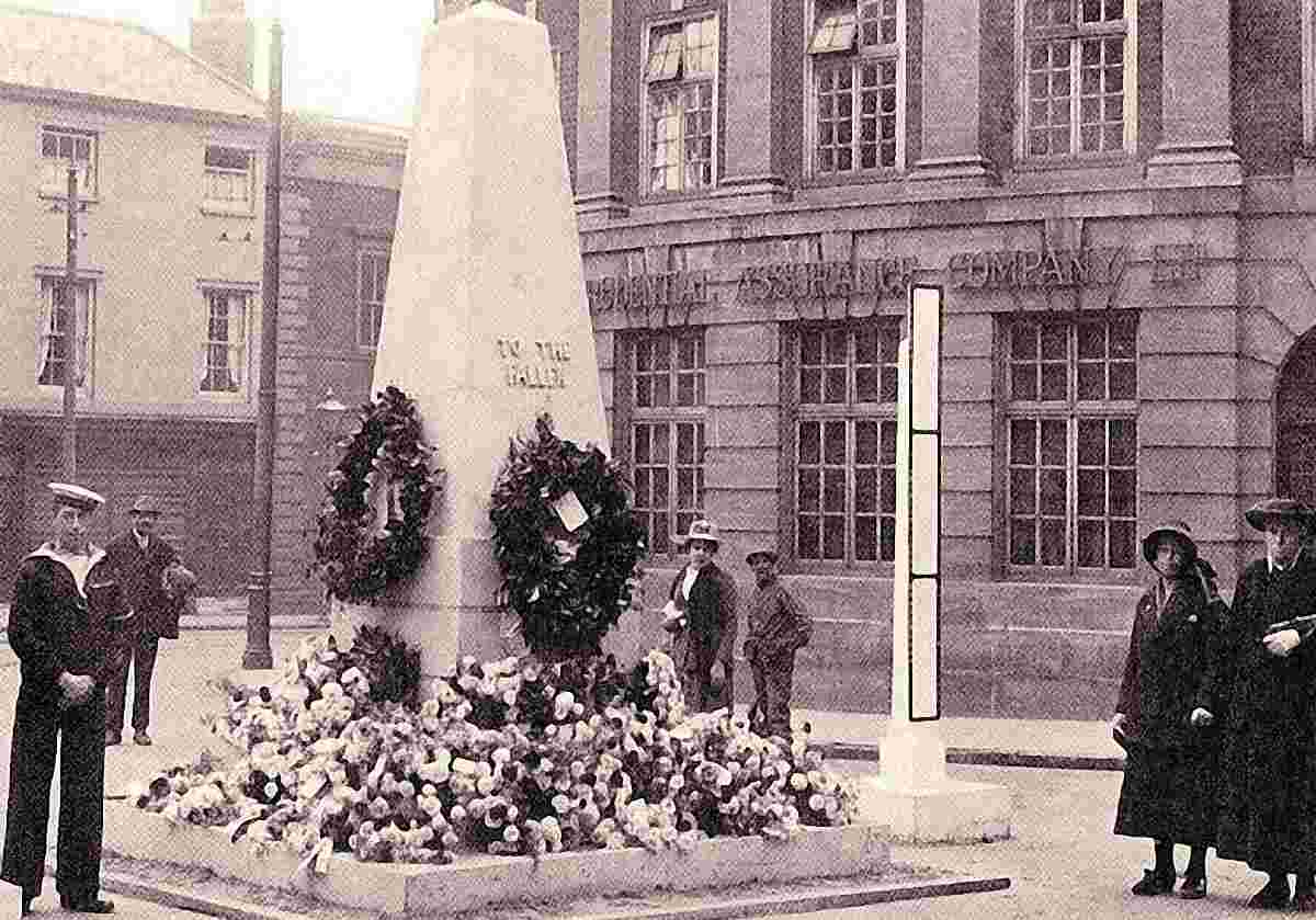 Ipswich. Temporary cenotaph, Queen Street, 1918