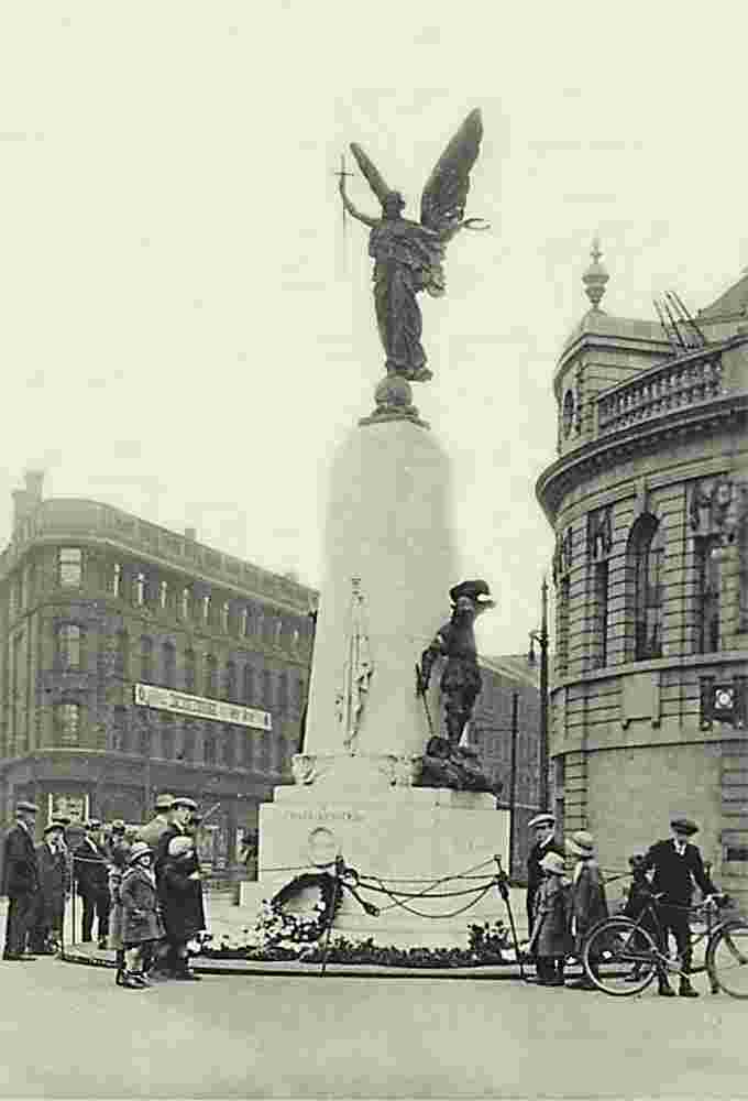 Leeds. War memorial in the early 1920's