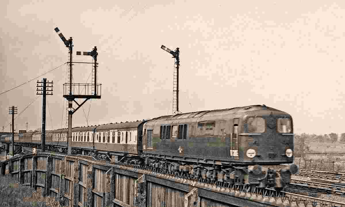 Milton Keynes. Wolverton - Train Wolverhampton - Euston express, 1957