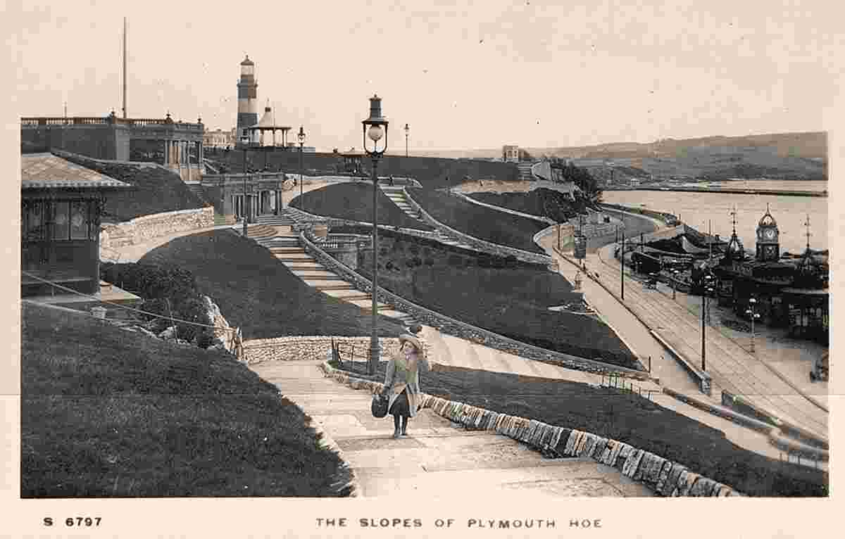 Plymouth. Hoe - Slopes and Lighthouse