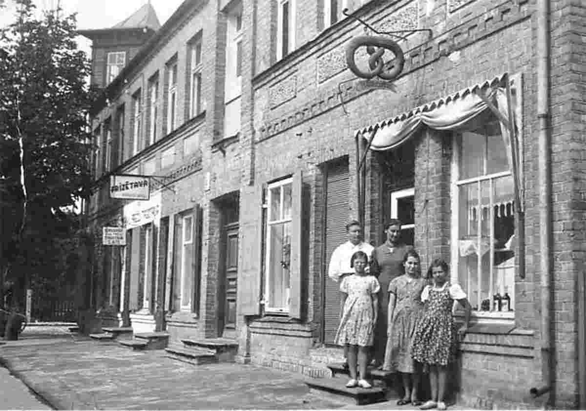 Jaunjelgava. Bakery, owner with family, 1930