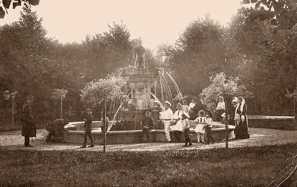 Liepaja. Children at the fountain, 1917