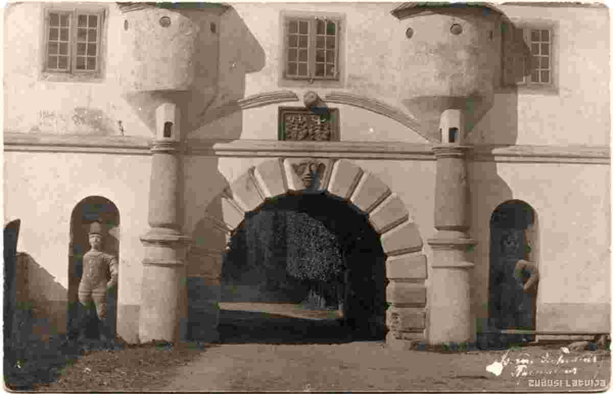 Priekule. Manor, Swedish Gate, 1910s
